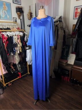 Vintage 1970’s Large Robe Blue